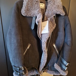Acne Studios Velocite Shearling Jacket - Helt oanvänd hög kvaliativ läderjacka från Acne Studios. Storlek 36