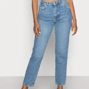 Blåa jeans från Gina Tricot. Stretchiga, sköna. Använda men bra skick. 