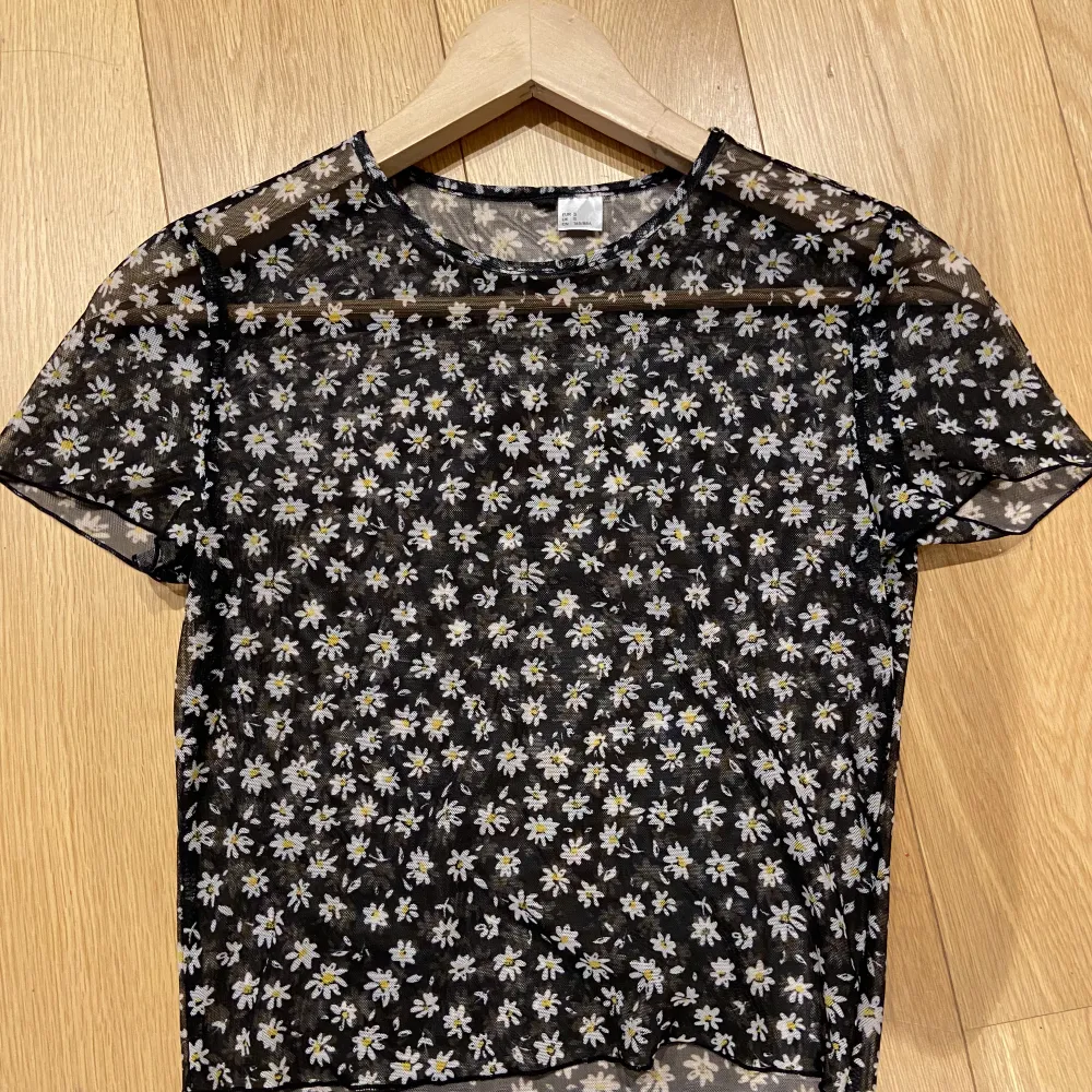 En knappt använd blommig mesh cropped top från HM i storlek S. Säljer den för att den inte passar över axlarna längre :(. T-shirts.