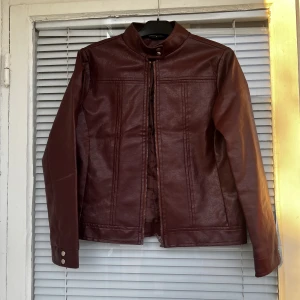 Vintage läderjacka skinnjacka leatherjacket bikerjacka bikerjacket motorcykeljacka läder vegansk ekoläder faux leather  - Vintage läderjacka (vegansk läder/faux leather) i fint skick säljes. Har två pyttesmå skador i ryggen som knappt syns, annars fint skick. Supermjukt ”läder”. Strl: M. 