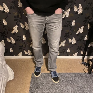G-Star Jeans Grå - Ljus grå G-star jeans i jättefint skick, har tyvärr inte kommit till användning så mycket.
