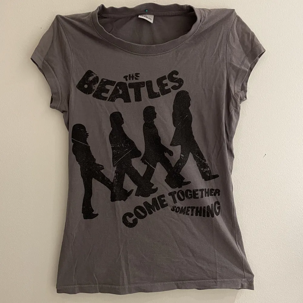 Jag säljer men älskade the Beatles tröja eftersom att den ej kommit till användning på sistone. Köpte den sommare 2022 här på Plick och har använt den ett fåtal gånger. Pris kan diskuteras o jag kan mötas i Stockholm 💕. Toppar.