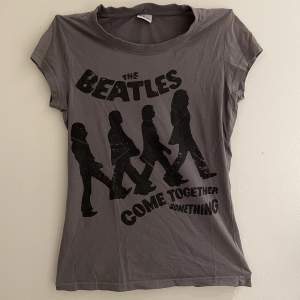 Jag säljer men älskade the Beatles tröja eftersom att den ej kommit till användning på sistone. Köpte den sommare 2022 här på Plick och har använt den ett fåtal gånger. Pris kan diskuteras o jag kan mötas i Stockholm 💕