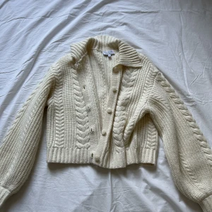 Stickad kofta - Stickad kofta från other stories. Materialet är ull om jag minns rätt. Köpte den på sellpy för 500 och aldrig använd