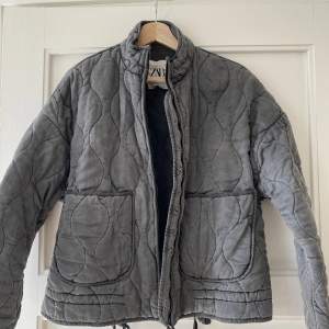 Säljer denna jacka från Zara, använd en gång! Grå sotad färg, oversized & stora fickor <3 