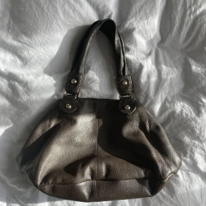 Väska - Säljer min älskade väska som fungerar till allt! Är i bra skick (saknar endas en knapp, se andra bild) och rymmer mycket saker!!🥰🥰🥰