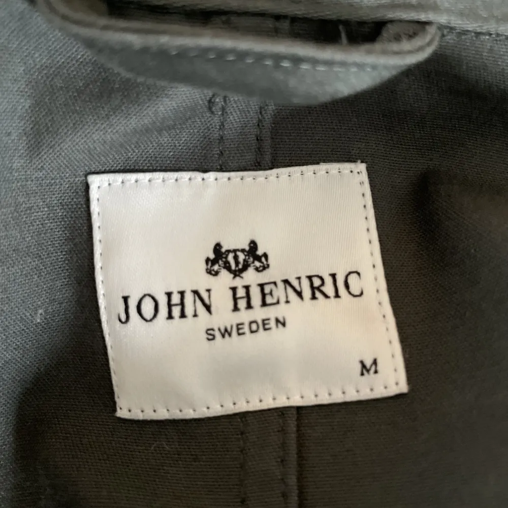 Säljer min John Henrik jacka då den inte kommer till användning, cond 9/10 som  ny/ passar mellan 175-185cm 70-85kg. Jackor.