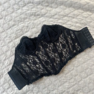 Korsettop  - Superfin korsettop aldrig använd. Stretchig, kan passa från XS-M.