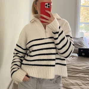 Stickad tröja  - Ifrån bershka, i fint skick men lite nopprig. <3