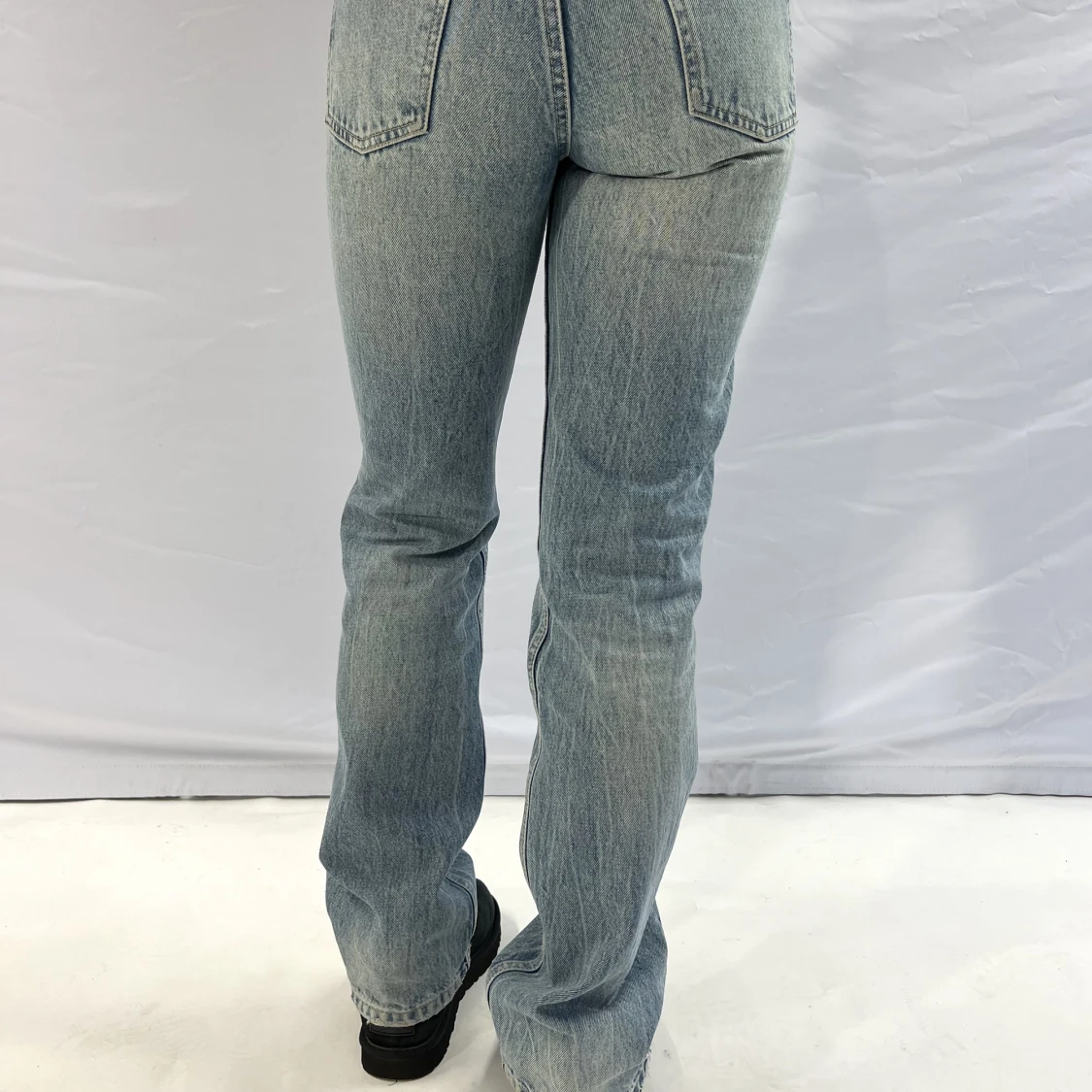 Ljusblåa jeans med stenar - 91