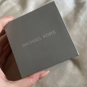 Michael kors armband  - Armband från Michael kors, justerbart i längd. Silver. Juster delen är inte i nyskick. 