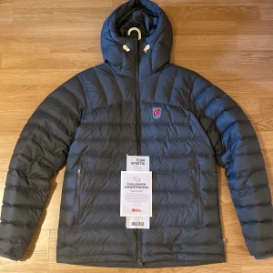 Fjällräven jacka  - Säljer min mörkgröna fjällräven jacka då den knappt har använts sen jag köpte den, Skick 9/10. Nypris 3000, kvitto medföljer.