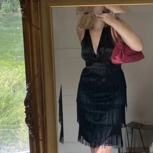 Festklänning🥳 - Säljer denna superfinna fransklänning i svart som är perfekt till nästa utkväll eller middag!🤩💓 Väldigt the great gatsby-vibe! Använt men fint skick! Några av fransarna har ”öppnats” men syns knappast! Går annars nog lätt stt sy tillbaka!✨🙌