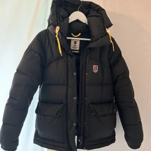 Fjällräven jacka - Köpt 2022, endast använd en vinter och i nyskick!