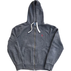 Ralph Lauren Zip-Up Hoodie - Mörkgrå huvtröja från Ralph Lauren. Superbra skick i storlek S. Ställ gärna frågor!😊