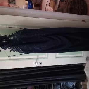 Balklänning  - En balklänning jag har haft på mig en gång på min studentbal. Den är väldigt väldigt fin med många fina detaljer. 