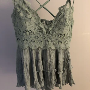 En volang tröja ifrån zalando  - En fin turkos tröja som är tyvärr för liten i storlek s men sitter som xs som jag köpte i usa