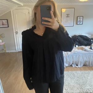 SVART BLUS - Säljer denna supersöta blus från Pernilla wahlgrens märke! Den är använd ett par gånger men jättefint skick! Hör av er vid frågor:)