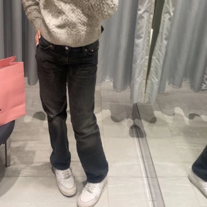 Svarta lågmidjade jeans från weekday! - Dom Svarta jeansen ”arrow low” från weekday! Som var väldigt populära för ett tag sen. I storlek 24/30, dom passar mig perfekt som är 160 cm. Knappt använda, helt i nyskick. Jag köpte dom för 500 kr! Priset går att diskutera! Skriv till mig vid intresse!