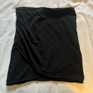 Kjol med slits - En fin, svart kjol med en liten slits på ena sidan. Sitter väldigt fint och är i bra skick. Knappt använd.