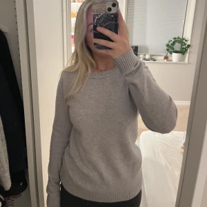 Stickad tröja - Söt stickad tröja som inte används längre. Den är i bra skick.💕