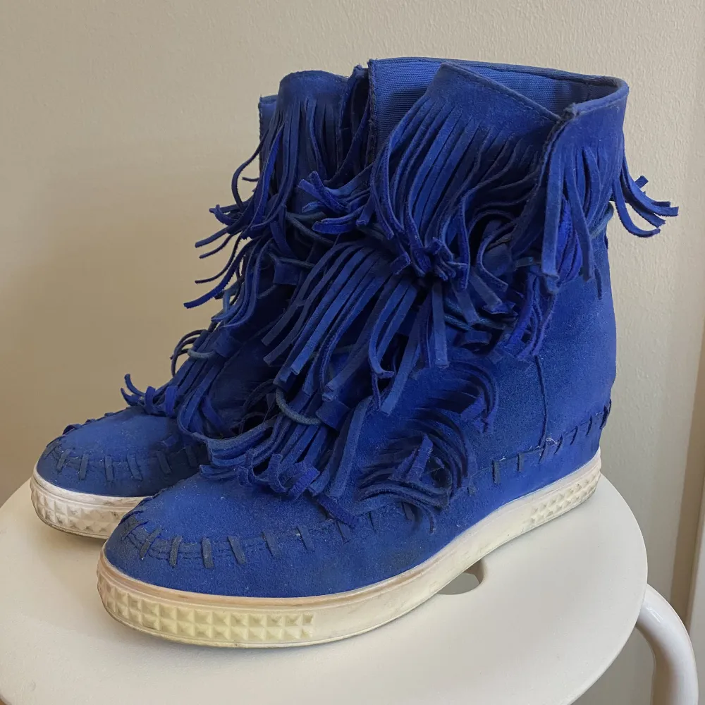De perfekta blåa frans skorna med kilklack!!💙💙 tyvärr försmå för mig med 39. Så trendiga!!! Lite smutsiga och lite slitna, men så fina ändå💘 unik färg🩵💙🩵💙🩵 perfekta nu till hösten 🍂🍁 vet ej märke. Skor.