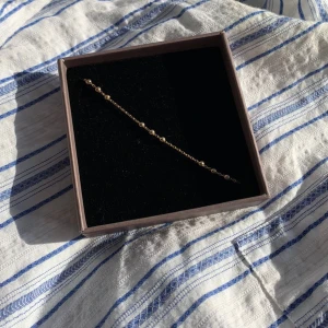 Armband  - Super fint armband, minns ej vart de är från men skulle gissa glitter eller liknande!