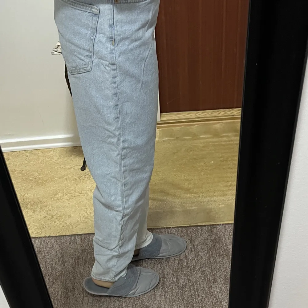 Denim jeans från Gina Tricot, tvåfärgade (två nyanser av blått). Säljer då de inte används (endast några gånger använda). . Jeans & Byxor.