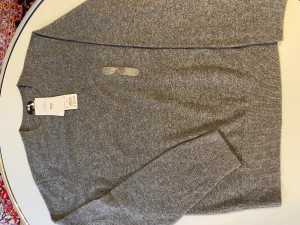 Kashmir tröja - Kashmir tröja, från uniqlo nypris: 1500kr vårt pris: 900kr. Skick: 10/10 aldrig använd lappar kvar. Skön varm tröja nu inför vintern. Skriv om frågor 