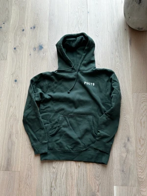 Poets Brand Hoodie - Grön hoodie med tryck. Storlek S