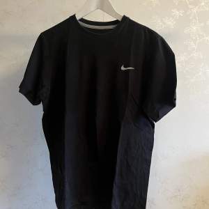 Nike tshirt men classic swosh, size M
