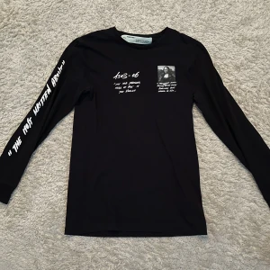 Off-white sweatshirt  - Äkta off white sweatshirt i mycket bra skick! Storlek M. Orginalet finns inte kvar men nypris ligger på ca 7000kr för en liknande. Modellen är: OMAB001S19185005