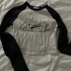 Tröja - Tröja från Bershka. Köpt i Grekland. Jättesöt tröja. I storlek M. Använder den inte så mycket längre. Skriv för mer info.