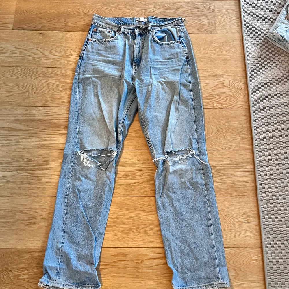 Lite mörkare mom jeans med slitningar, passar strl 38💞. Jeans & Byxor.