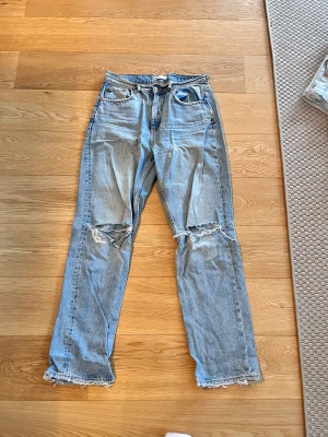 Mom jeans med slitningar  - Lite mörkare mom jeans med slitningar, passar strl 38💞