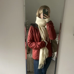 VINRÖD HÖSTJACKA - Fin vinröd höst/tunnare jacka från Peak performance. Är gjort som en tränings jacka men är väldigt snygg att ha i vardagen också💓 strl M, lite stor på mig som har xs-s.