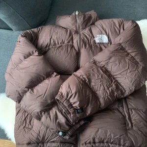 North face jacka - En jättefin north face jacka 😍inga defekter🫶🏻passar perfekt nu när de börjar bli kallt👌storlek M men passar både mindre och större storlekar✌️kan gå ner i pris vid snabb affär. Köparen står för frakten🫶🏻