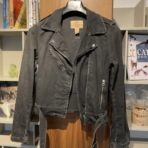 JEANSJACKA - ”Stonewashed” svart jeansjacka