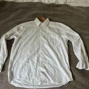 Vit Skjorta  - Jag säljer den vita skjortan för 80 kr .  Använda några gånger för speciellt evenemang