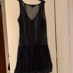 Genomskinlig supersöt kort klänning.  Marinblå Storlek 36