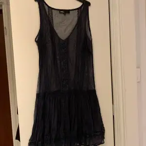 Genomskinlig supersöt kort klänning.  Marinblå Storlek 36