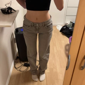 Low waist jeans - Väldigt snygga, blivit förstora på mig då jag gick ner i vikt, annars jättefina och som nya! Frågor eller annat på dm!