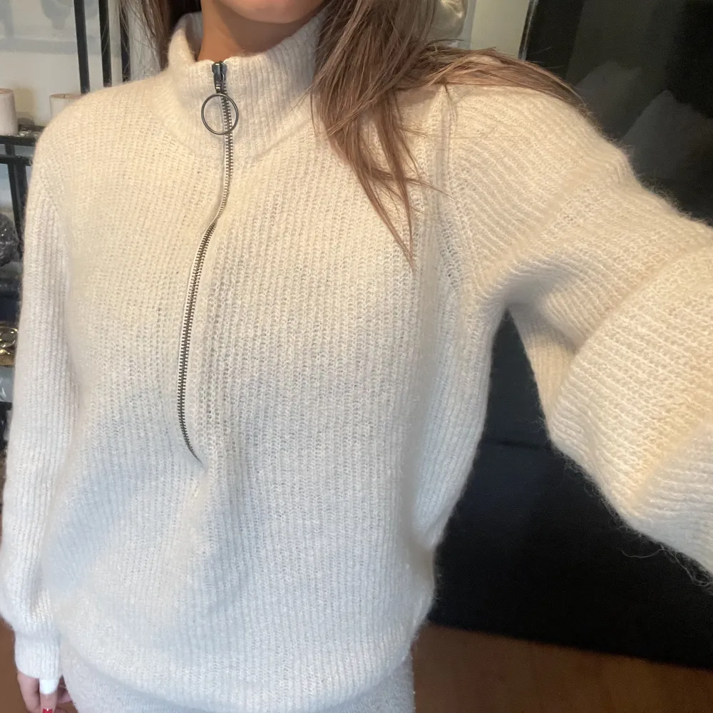 Den har inga skador eller fläckar🫶🏼Tröjan är i storlek XL men skulle säga att den är mer som S eller M. Neuleet.
