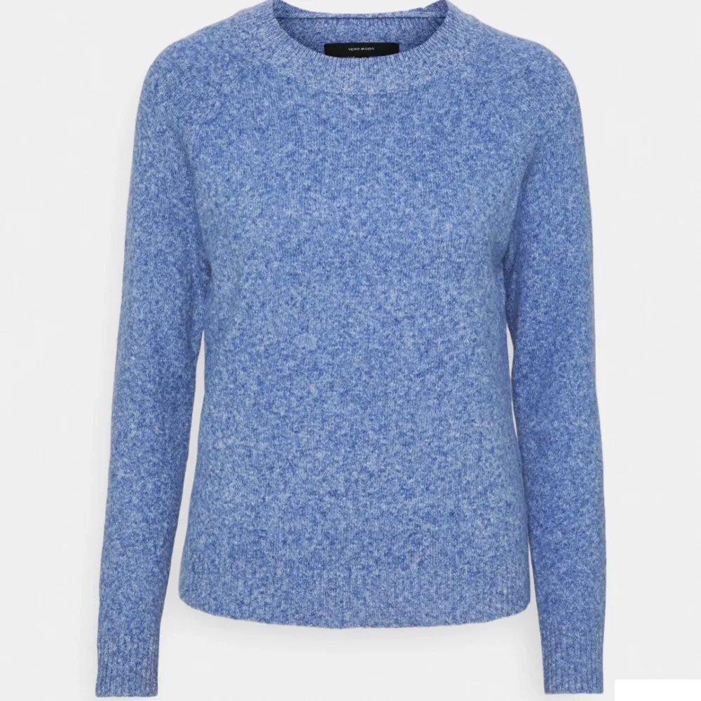 En blå stickad tröja från vero moda, lite ljusare än på bilden. Säljs på grund av minimal användning😊 Nypris 219kr . Tröjor & Koftor.