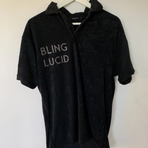 Bling lucid piké - Säljer nu min oanvända bling lucid piké då den är för stor. Pikén är i frotté tyg. Samma pris som jag köpte den för.