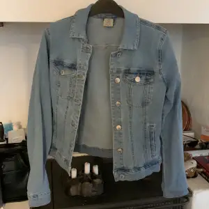 En Vera Moda jeans jacka i XS. Har använts ett par gånger, ser ny ut. 