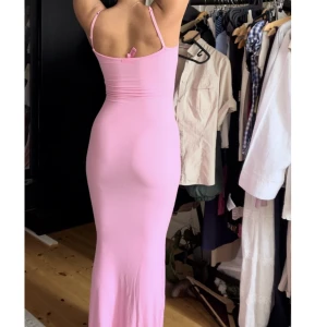 Skims klänning  - Säljer min Skims klänning i färgen cotton candy i storlek s. Lite pastell rosa färg. Flitigt använd , finner inga defekter. Köpt för 992kr.