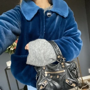 Pälsjacka  - As snygg pälsjacka med trekvartslånga armar!! Skriv vid frågor eller fler bilder💞