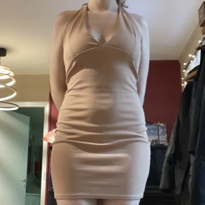 Festklänning - En jättefin beige/rosa halterneck klänning som jag köpt här på plick för cirka 1 år sedan. Aldrig använd💓