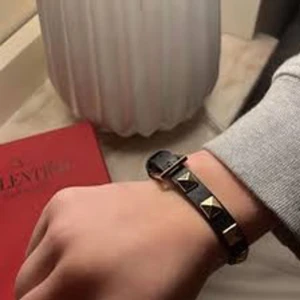 Valentino armband - Valentinoarmband priset är inte fast så kom med förslag 